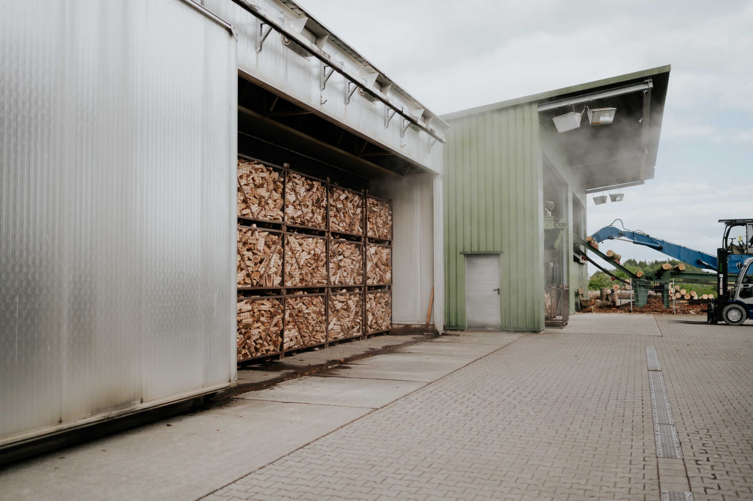 Biogasanlage neben dem Betrieb