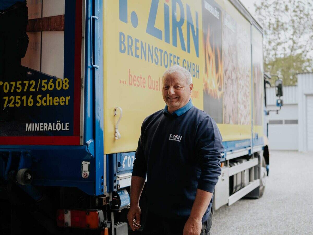 Fahrer vor dem Lieferfahrzeug